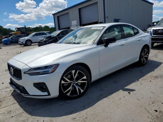 2024 Volvo S60 Plus Dark Theme