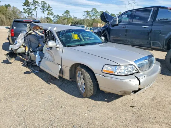 2011 Lincoln Town Car Signature Limited