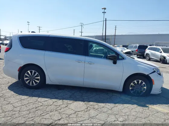 2024 Chrysler Pacifica Hybrid Select