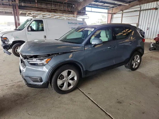 2021 Volvo XC40 Momentum