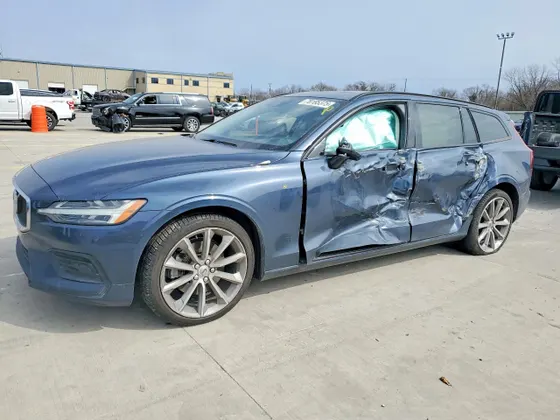 2020 Volvo V60 Momentum
