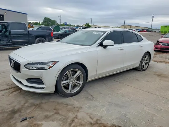 2018 Volvo S90 Momentum