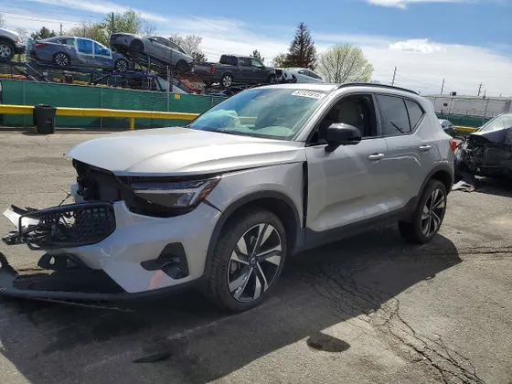 2023 Volvo XC40 Plus Dark Theme
