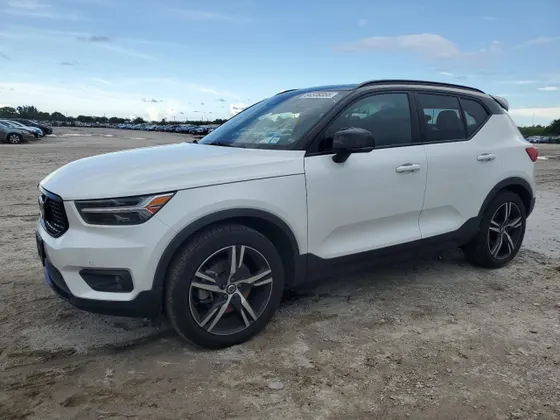 2022 Volvo XC40 R-Design