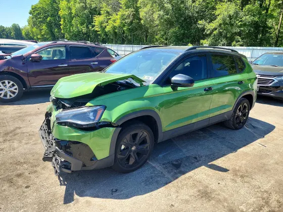 2025 Volkswagen Taos SE Black