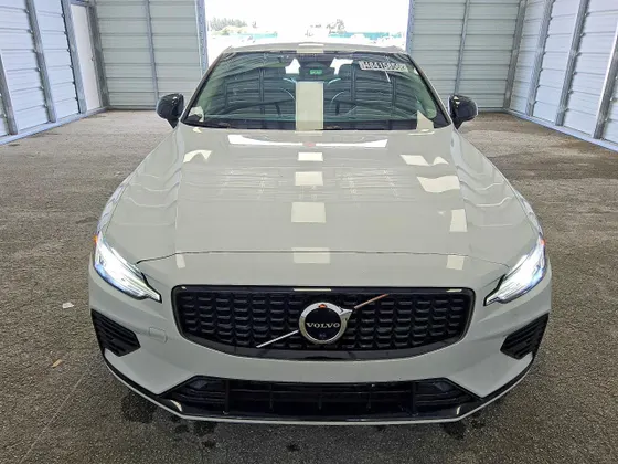2023 Volvo S60 Recharge Plug-In Hybrid Plus Dark Theme