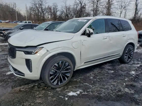 2025 Volvo XC90 Plug-In Hybrid Plus