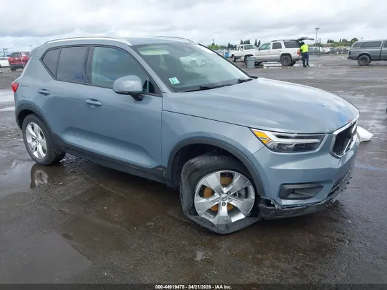 2021 Volvo XC40 Momentum