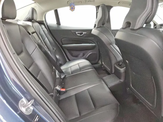 2023 Volvo S60 Recharge Plug-In Hybrid Core Dark Theme