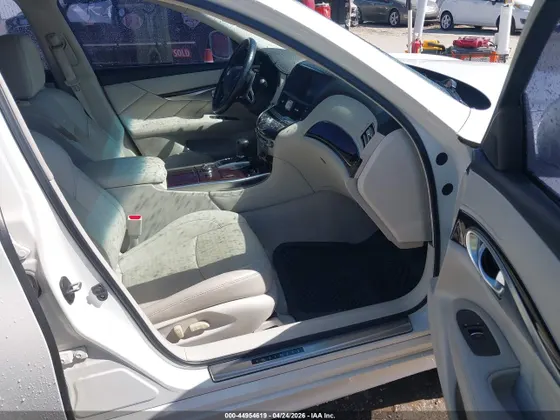 2011 INFINITI M56