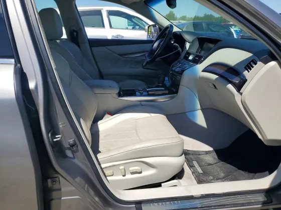 2011 INFINITI M56