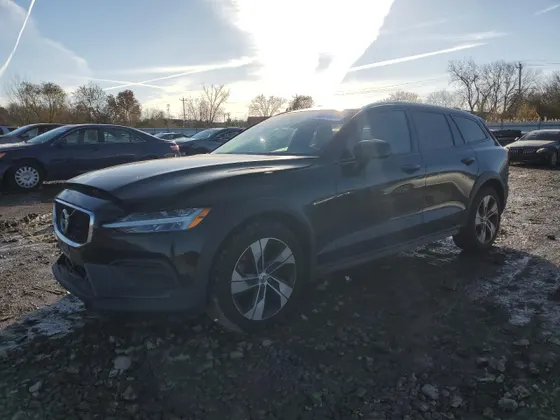 2020 Volvo V60 Cross Country T5 MOMENTUM