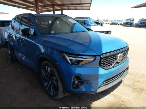 2023 Volvo XC40 Ultimate Dark Theme