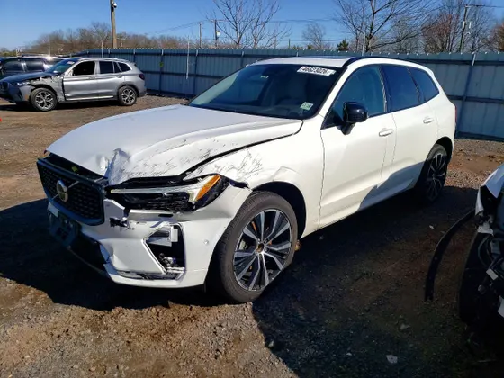 2024 Volvo XC60 Plus Dark Theme
