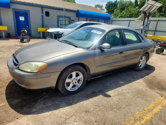 2002 Ford Taurus SE Standard