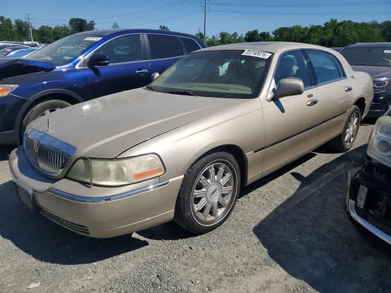 2006 Lincoln Town Car Signature Limited