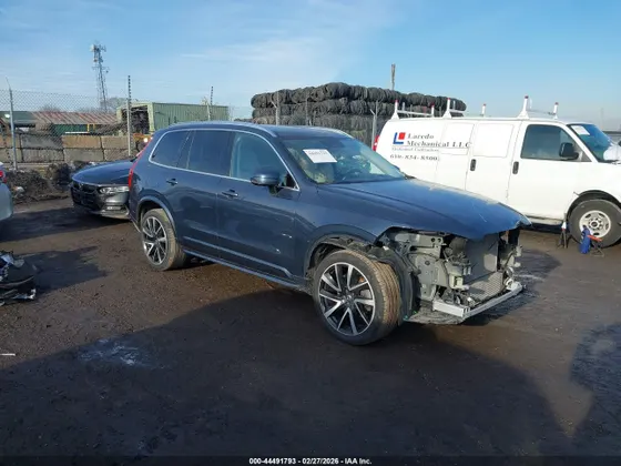 2022 Volvo XC90 Momentum