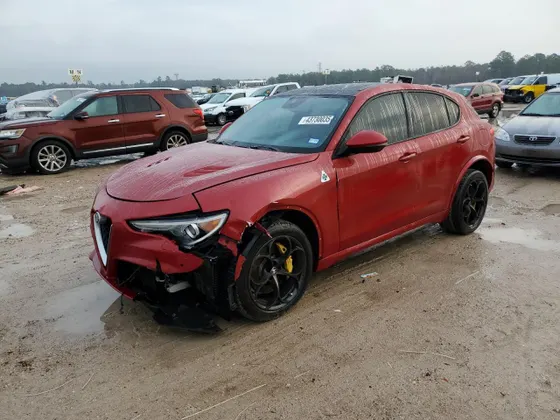 2018 Alfa Romeo Stelvio Quadrifoglio QUADRIFOGLIO