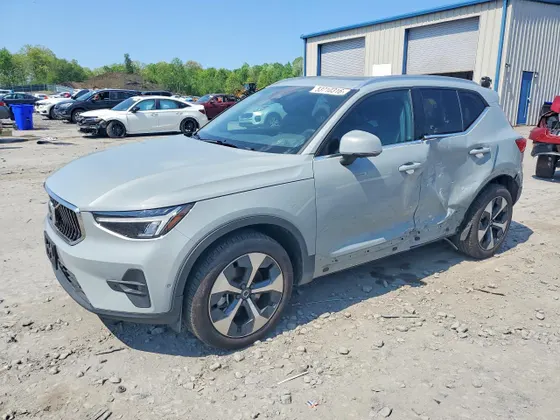 2025 Volvo XC40 Plus Bright Theme