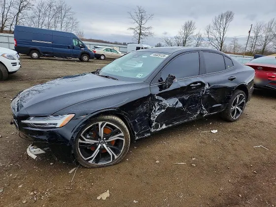 2023 Volvo S60 Plus Dark Theme
