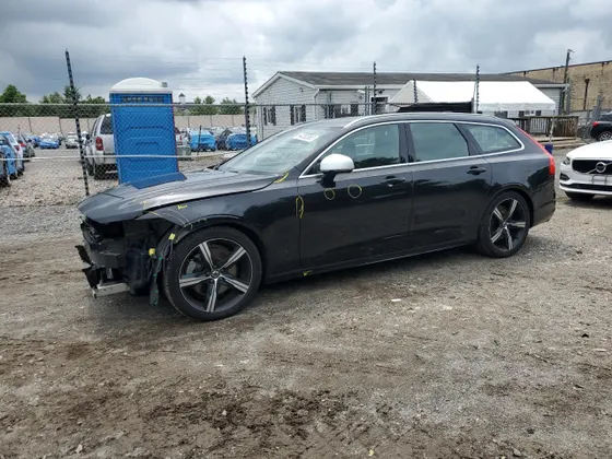 2019 Volvo V90 T6 R-DESIGN