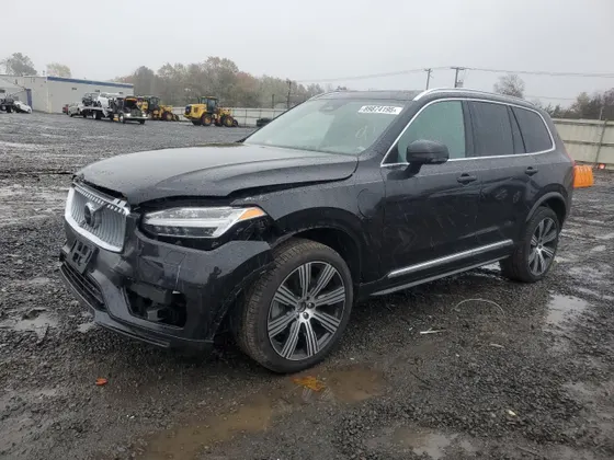 2025 Volvo XC90 Plug-In Hybrid Plus