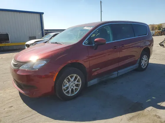 2022 Chrysler Voyager LX