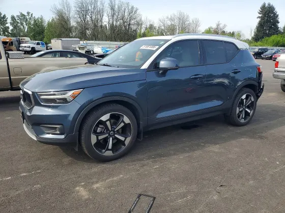 2021 Volvo XC40 Momentum