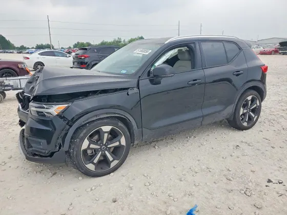 2022 Volvo XC40 Momentum