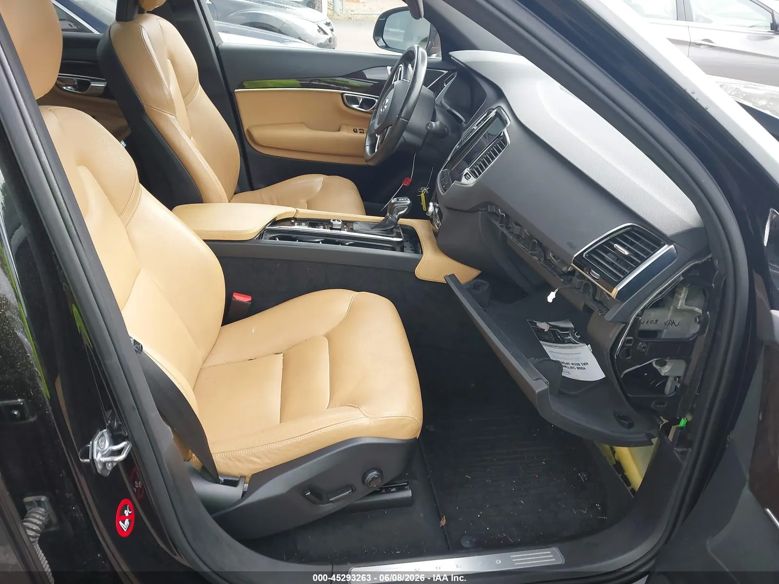 2016 Volvo XC90 T6 Momentum