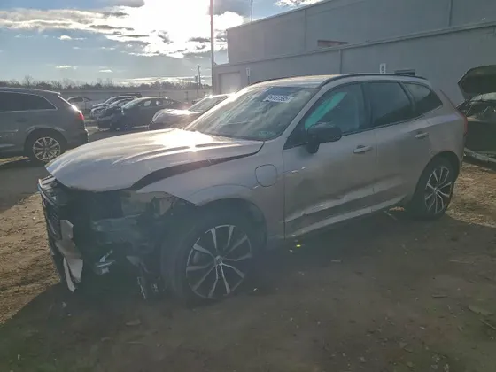 2023 Volvo XC60 Recharge Plug-In Hybrid Plus Dark Theme