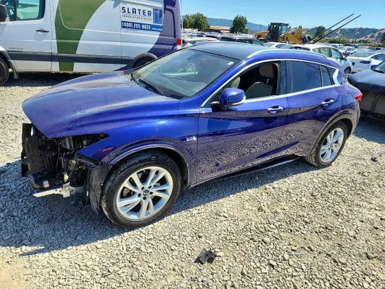 2017 INFINITI QX30 Sport