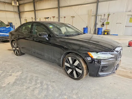 2024 Volvo S60 Recharge Plug-In Hybrid Ultimate Dark Theme