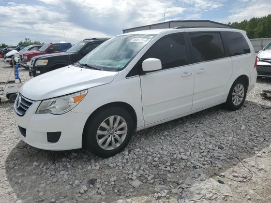 2014 Volkswagen Routan SE w/RSE & Navigation