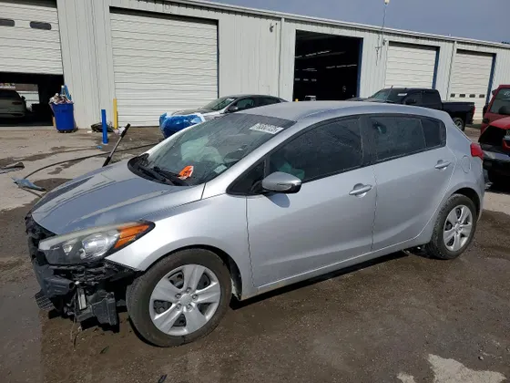 2016 Kia Forte 5-Door LX