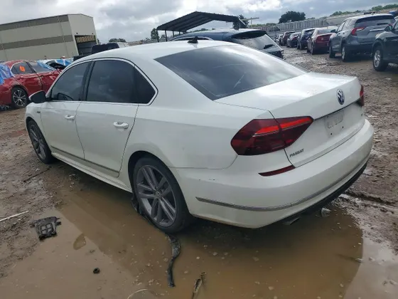 2017 Volkswagen Passat R-Line w/Comfort Pkg