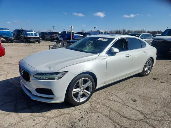2017 Volvo S90 Momentum