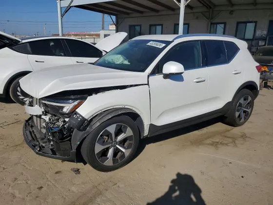 2024 Volvo XC40 Core Bright Theme