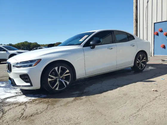 2023 Volvo S60 Plus Dark Theme