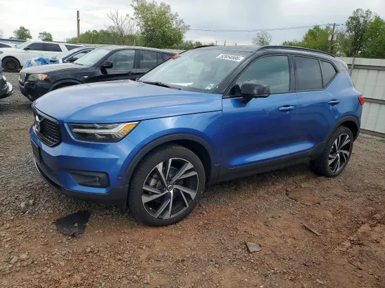 2021 Volvo XC40 R-Design