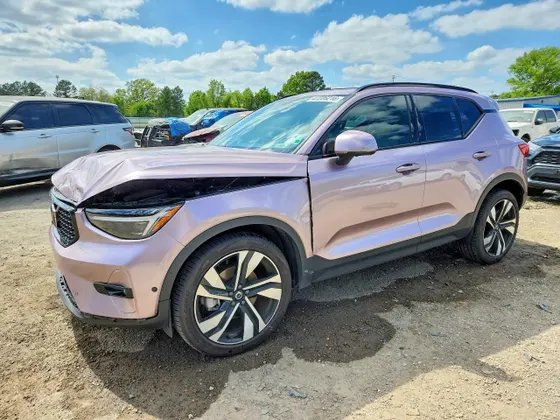 2025 Volvo XC40 Ultimate Dark Theme
