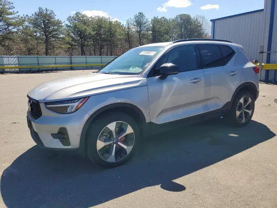 2023 Volvo XC40 Ultimate Dark Theme