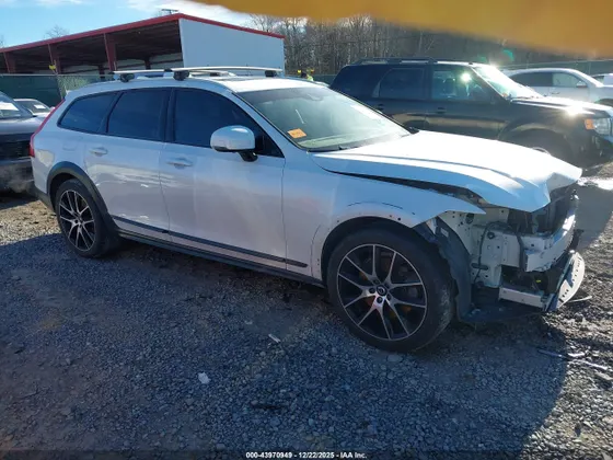 2020 Volvo V90 Cross Country T6