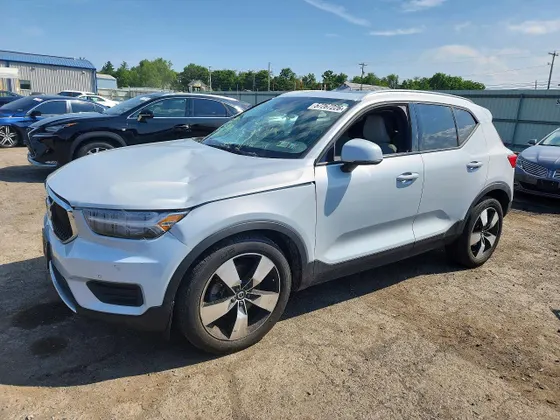 2020 Volvo XC40 Momentum