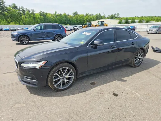 2017 Volvo S90 Momentum