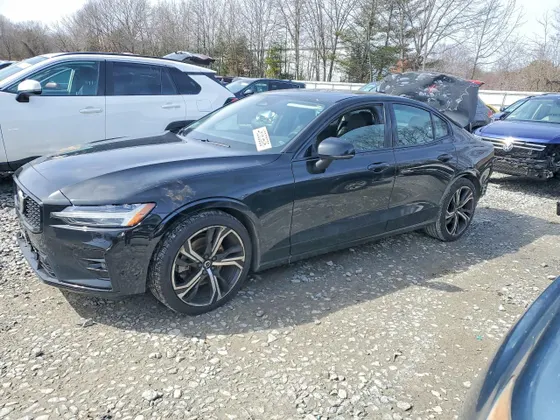 2023 Volvo S60 Plus Dark Theme