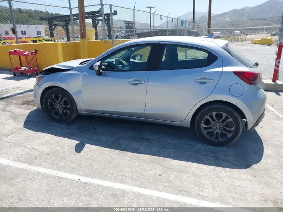 2020 Toyota Yaris Hatchback LE