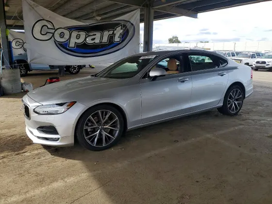 2018 Volvo S90 Momentum