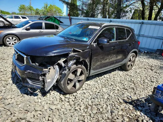 2019 Volvo XC40 Momentum