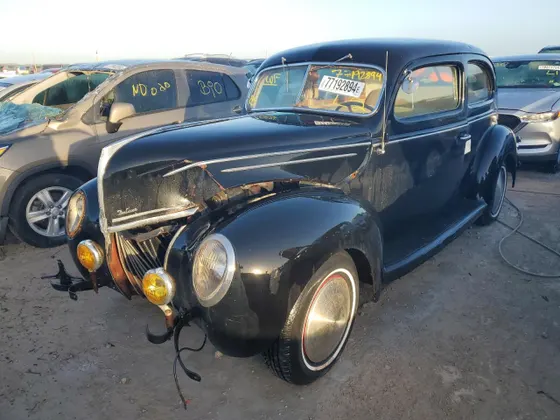 1939 Ford CUSTOM DELUXE